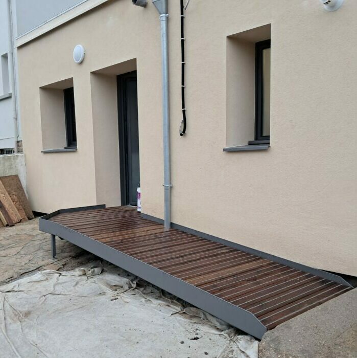 Adaptation au logement, rampe d'accès métallique laqué et platelage bois anti-dérapant