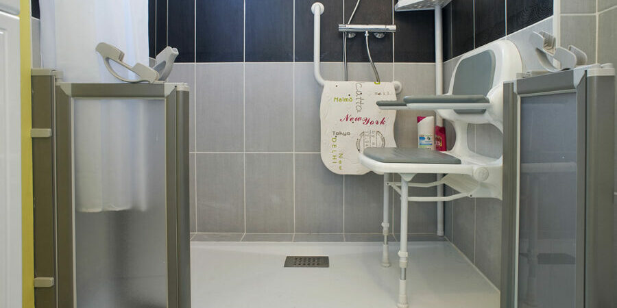 Salle d'eau accessible handicapé